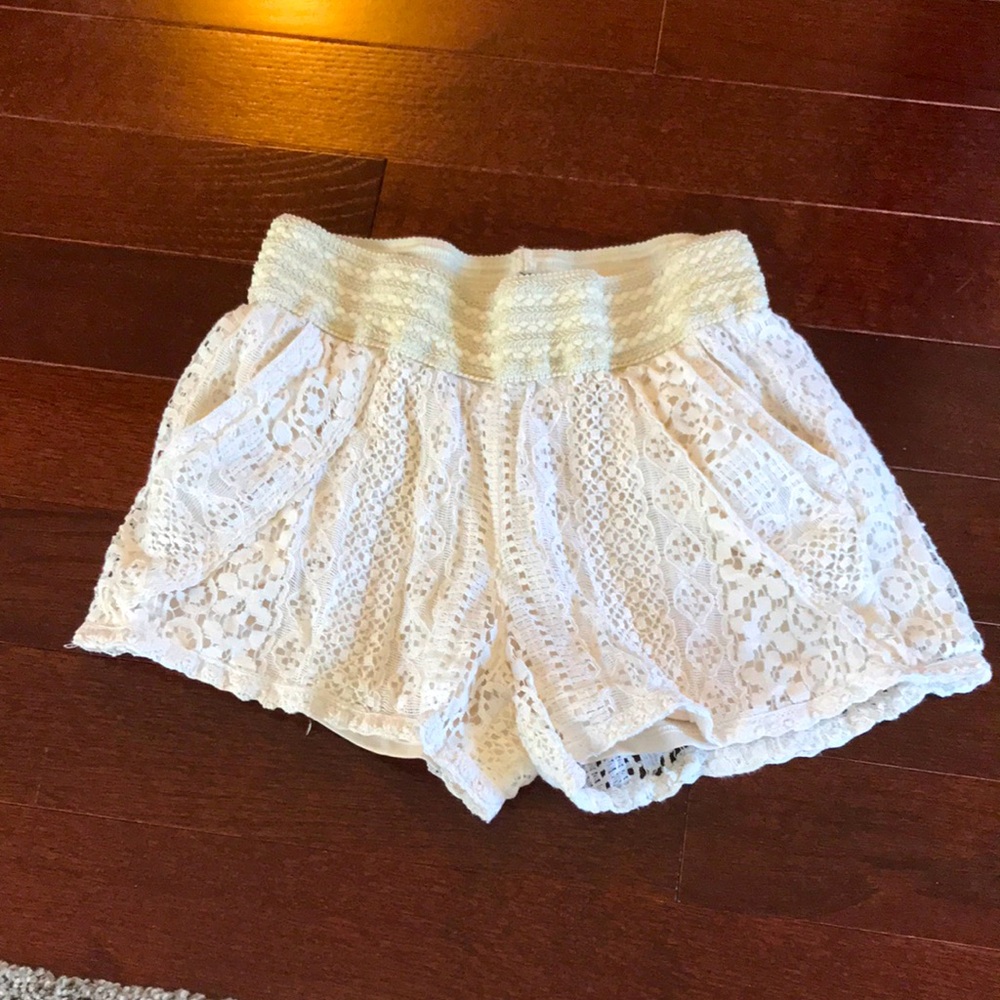 Cream colored elastic waist lined lace shorts - size small
